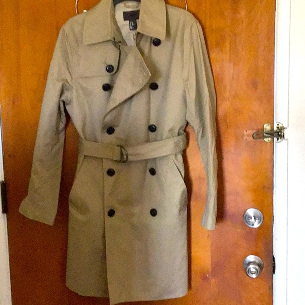 Men’s H&M long trench coat with belt beige size 36R  never worn